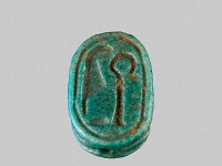 Aeg F 34 Unterseite  Aeg F 34 Rs, Skarabäus, Blaue Fayence, L 1,0 cm, B 0,7 cm, H 1,0 cm
